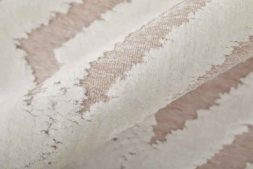 7' Pink And White Round Rug Photo 6