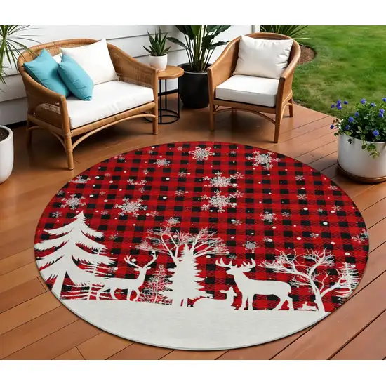 8' Red Black And Ivory Round Plaid Washable Indoor Outdoor Area Rug Photo 2