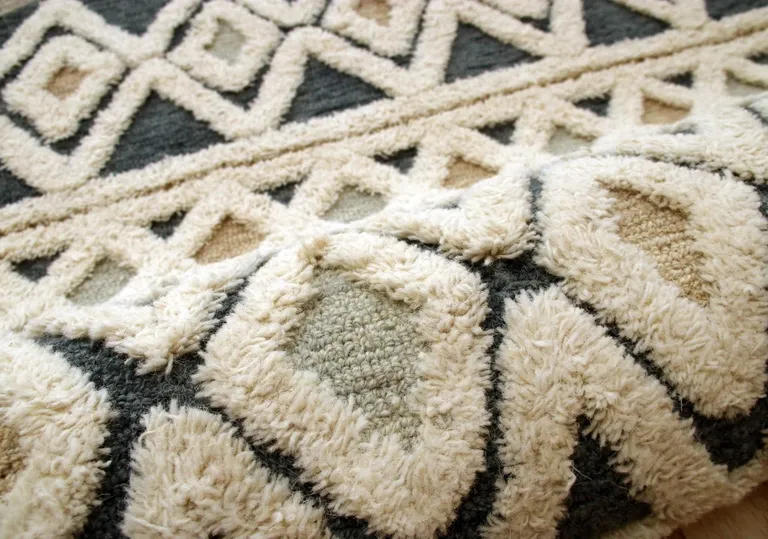 6' Round Blue and Cream Striped Diamonds Area Rug Photo 5
