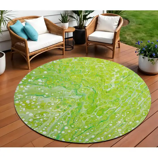 8' Shamrock Green And Ivory Round Abstract Washable Indoor Outdoor Area Rug Photo 1