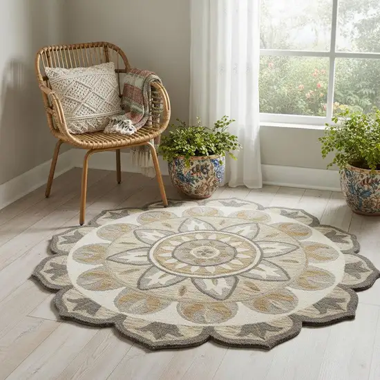 4' Silver And Ivory Wool Floral Hand Tufted Round Rug Photo 1