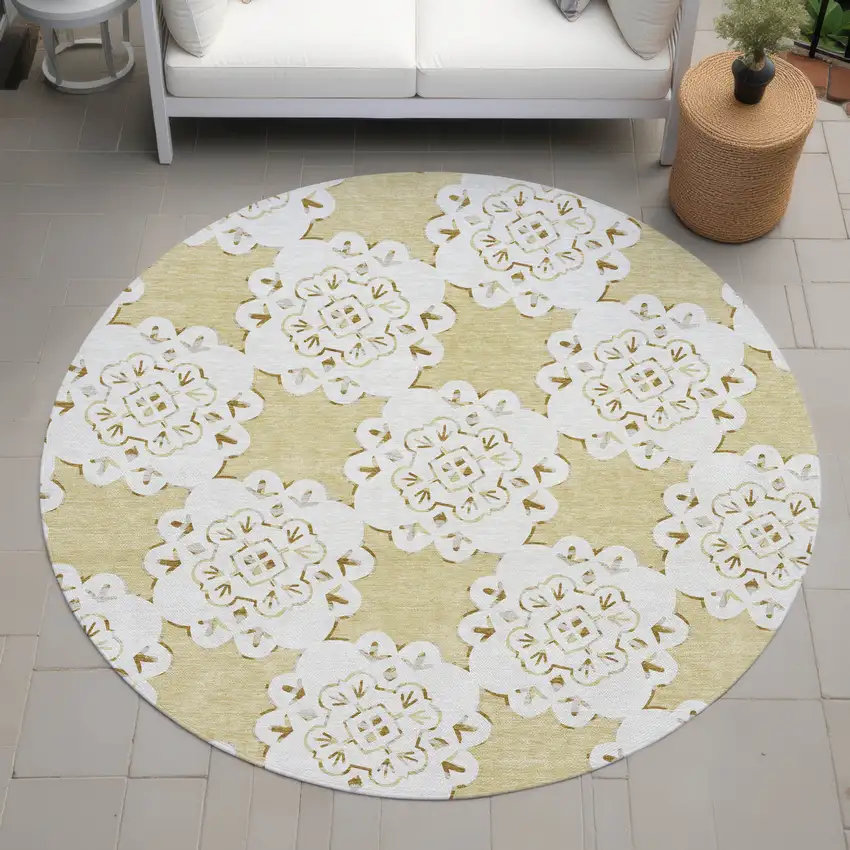 8' Wheat And Ivory Round Quatrefoil Washable Indoor Outdoor Area Rug Photo 8
