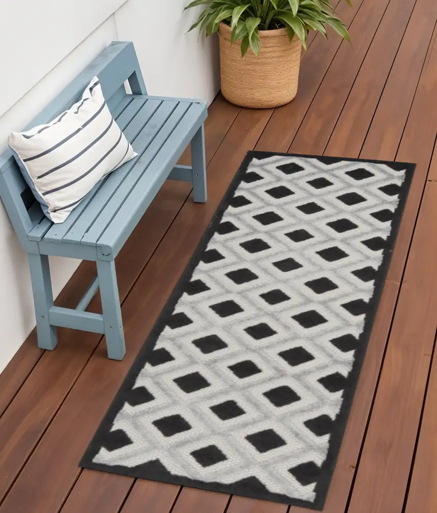 6' Black And White Indoor Outdoor Runner Rug Photo 1