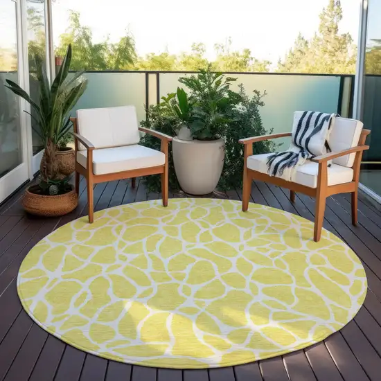 8' Yellow And Ivory Round Geometric Washable Indoor Outdoor Area Rug Photo 6