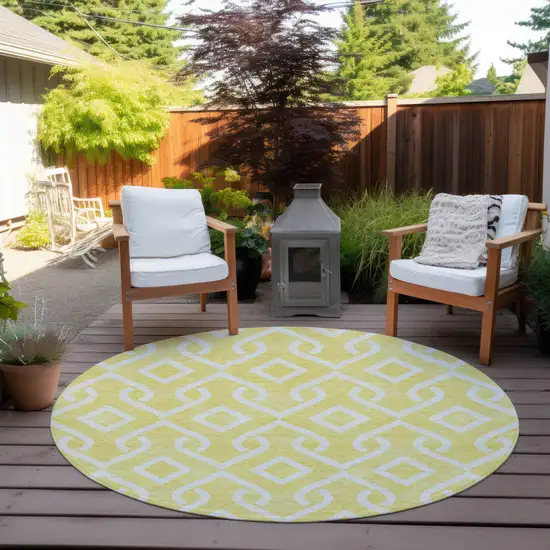 8' Yellow And Ivory Round Geometric Washable Indoor Outdoor Area Rug Photo 5