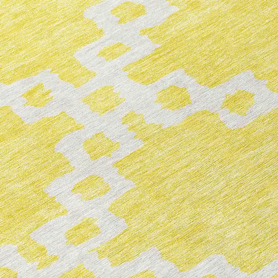 8' Yellow And Ivory Round Geometric Washable Indoor Outdoor Area Rug Photo 4