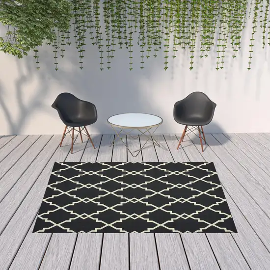7'x10' Black and Ivory Trellis Indoor Outdoor Area Rug Photo 10