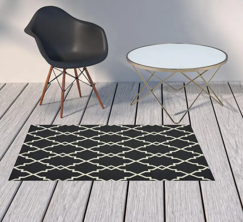 3'x5' Black and Ivory Trellis Indoor Outdoor Area Rug Photo 10
