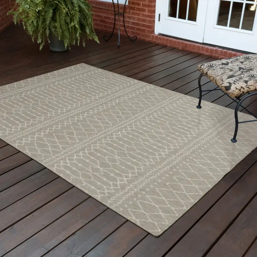5'x7' Gray and Ivory Geometric Indoor Outdoor Area Rug Photo 8