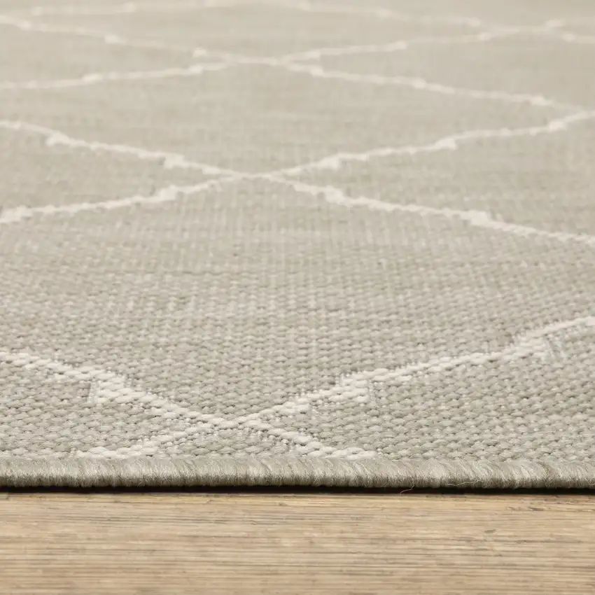 3'x5' Gray and Ivory Trellis Indoor Outdoor Area Rug Photo 4