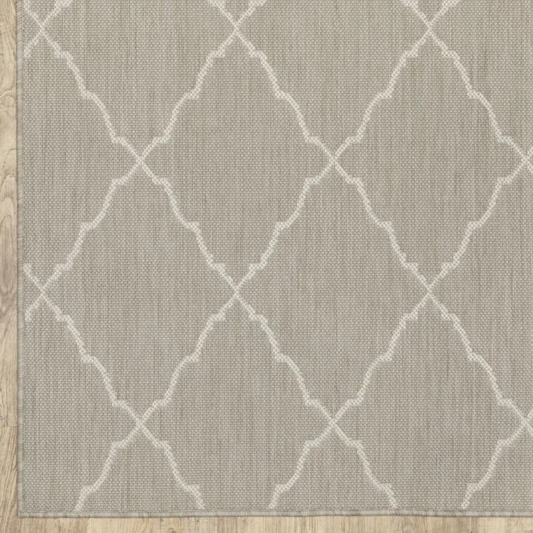 7'x9' Gray and Ivory Trellis Indoor Outdoor Area Rug Photo 2