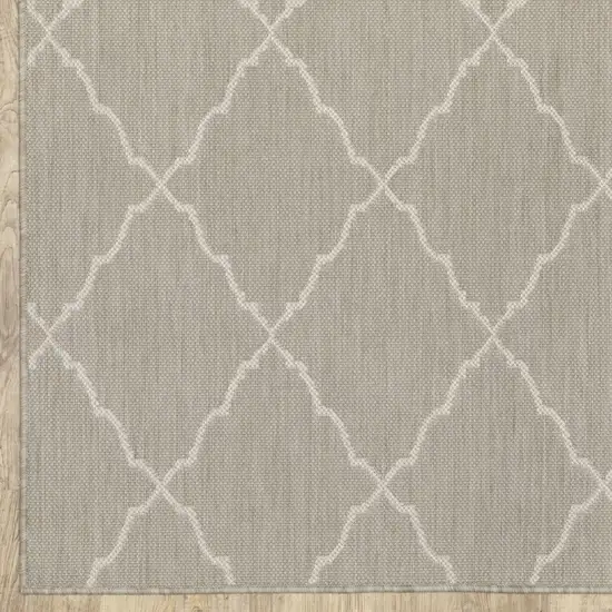 7'x9' Gray and Ivory Trellis Indoor Outdoor Area Rug Photo 2