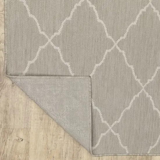 7'x9' Gray and Ivory Trellis Indoor Outdoor Area Rug Photo 3