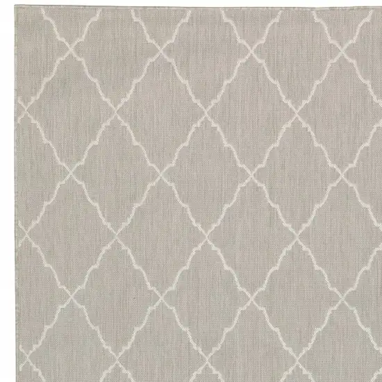 7'x9' Gray and Ivory Trellis Indoor Outdoor Area Rug Photo 9