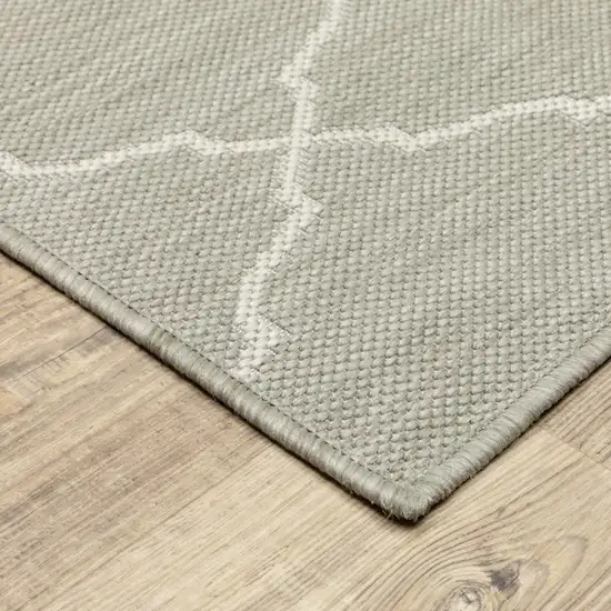 8'x10' Gray and Ivory Trellis Indoor Outdoor Area Rug Photo 6