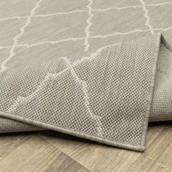 8'x10' Gray and Ivory Trellis Indoor Outdoor Area Rug Photo 5