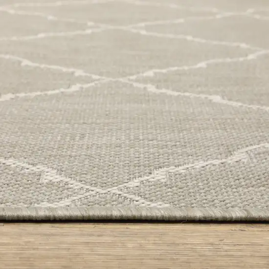 8'x10' Gray and Ivory Trellis Indoor Outdoor Area Rug Photo 4