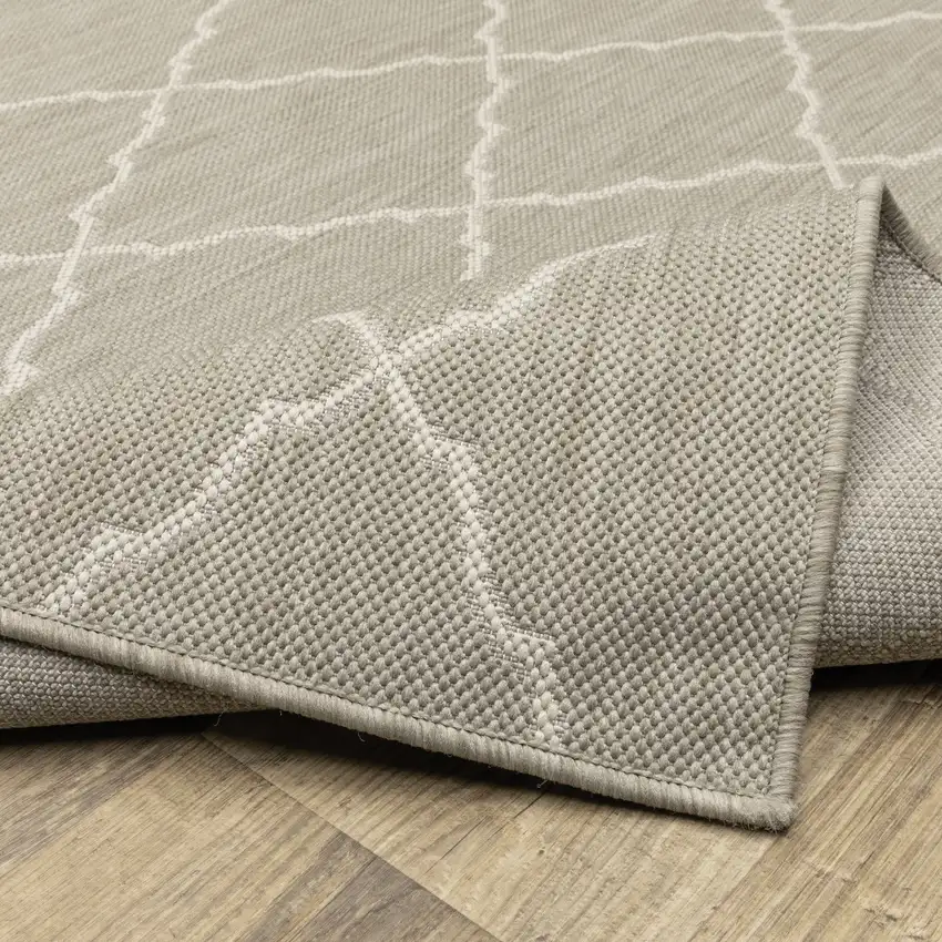 10'x13' Gray and Ivory Trellis Indoor Outdoor Area Rug Photo 5