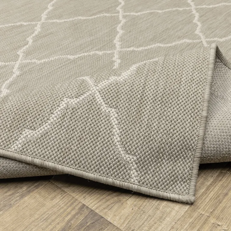 10'x13' Gray and Ivory Trellis Indoor Outdoor Area Rug Photo 5