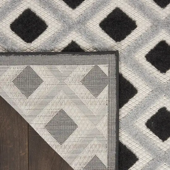 4' X 6' Black And White Indoor Outdoor Area Rug Photo 9