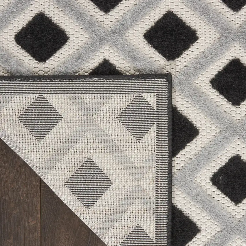 4' X 6' Black And White Indoor Outdoor Area Rug Photo 9