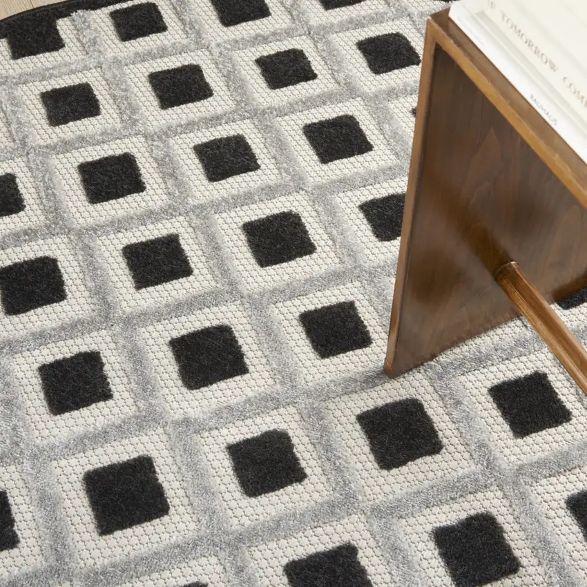 4' Black And White Round Indoor Outdoor Area Rug Photo 6