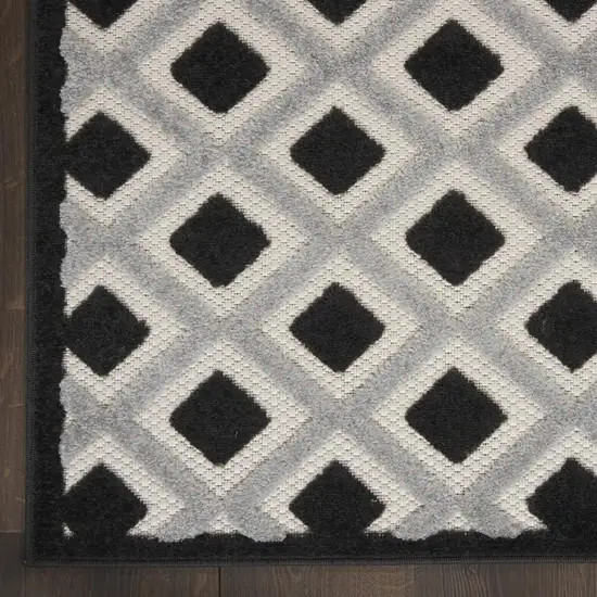 5' X 8' Black And White Indoor Outdoor Area Rug Photo 9