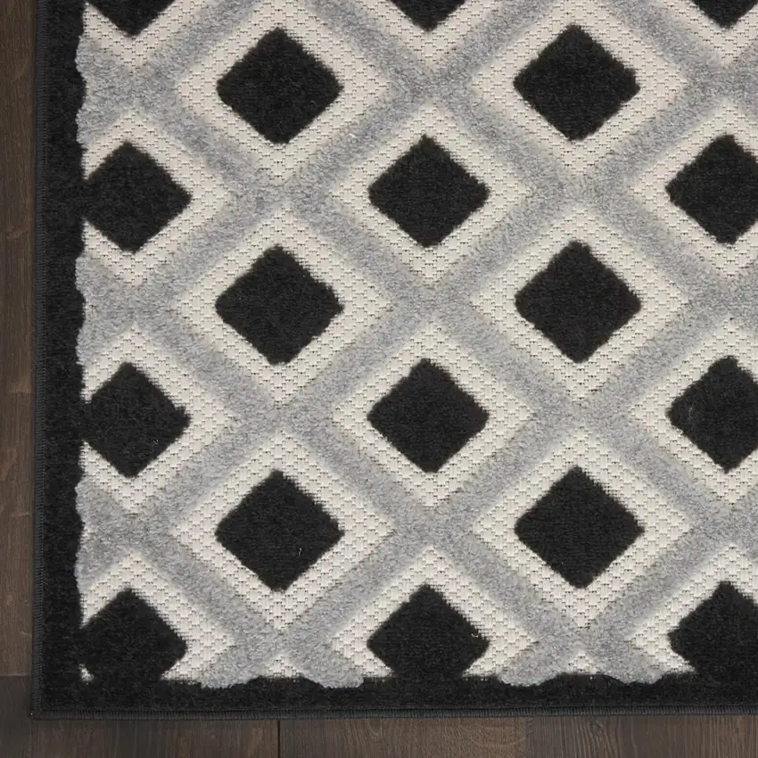 5' X 8' Black And White Indoor Outdoor Area Rug Photo 9