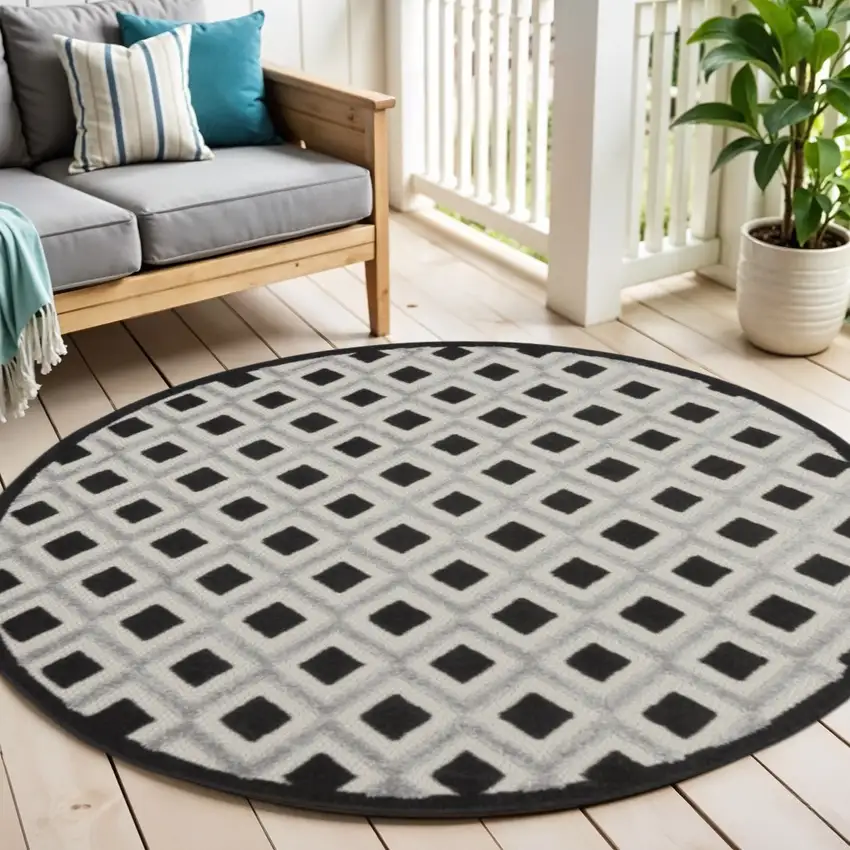 5' Black And White Round Indoor Outdoor Area Rug Photo 2