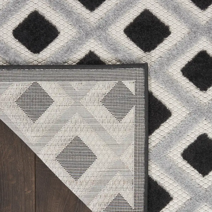 8' X 11' Black And White Indoor Outdoor Area Rug Photo 9