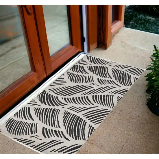 2'X4' Black White Machine Woven Uv Treated Tropical Palm Leaves Indoor Outdoor Accent Rug Photo 1