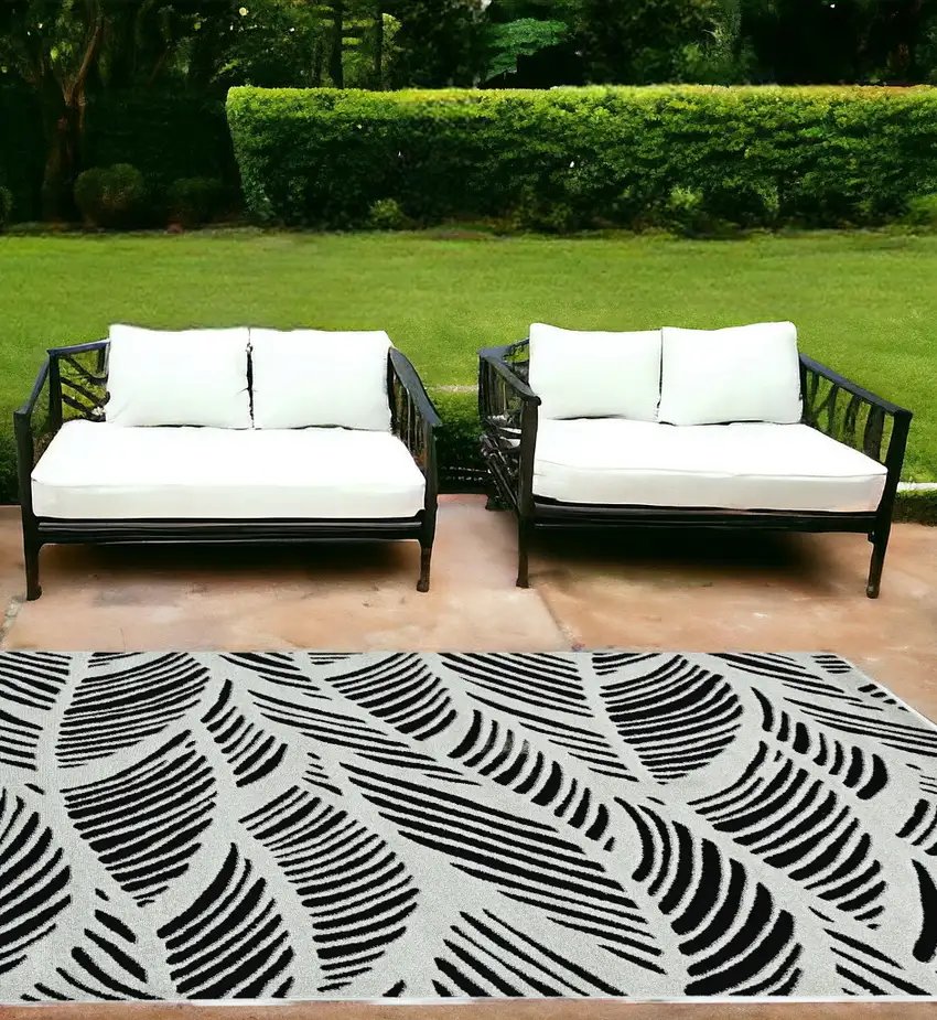 7'X10' Black White Machine Woven Uv Treated Tropical Palm Leaves Indoor Outdoor Area Rug Photo 1