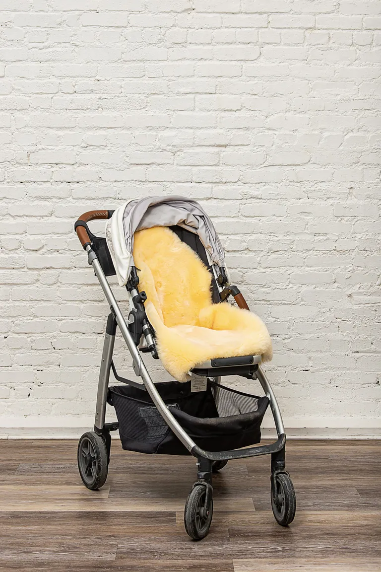 Cream Cozy Baby Medium Lambskin - Play-Rug Photo 2