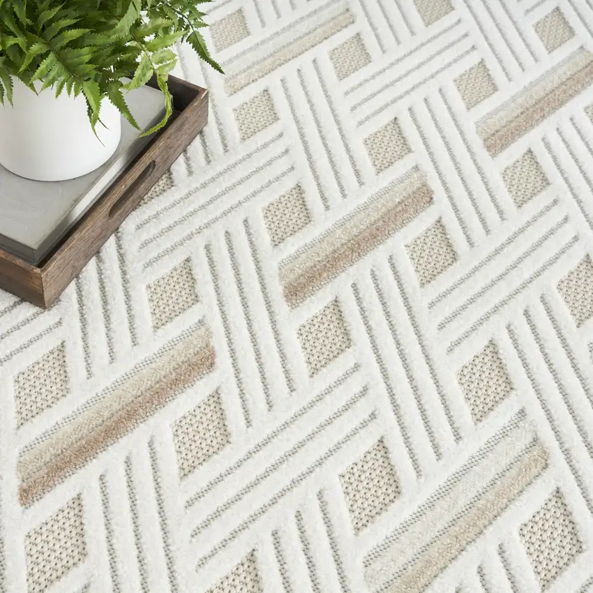 Cream Geometric Area Rug Photo 4