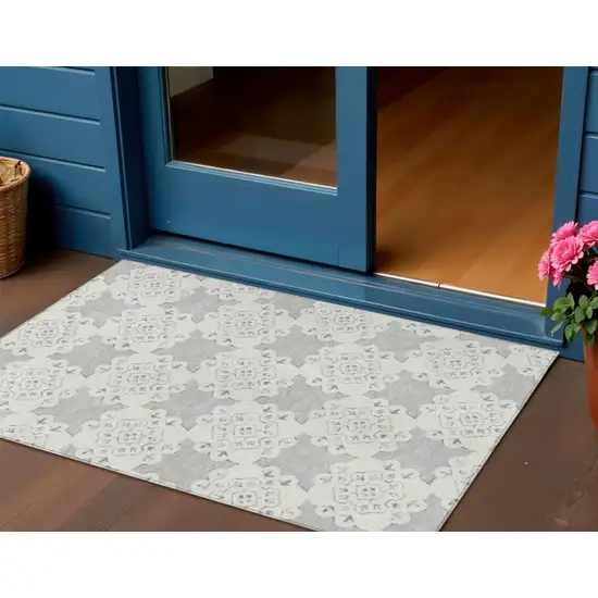 Gray And Ivory Quatrefoil Washable Indoor Outdoor Area Rug Photo 1
