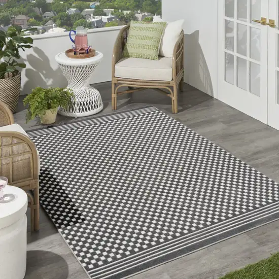 Gray Geometric Area Rug Photo 6