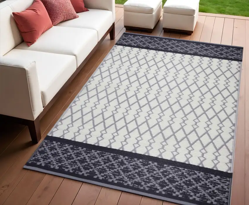 Gray Geometric Indoor Outdoor Area Rug Photo 1