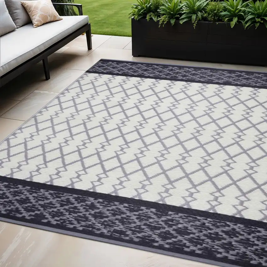 Gray Geometric Indoor Outdoor Area Rug Photo 1