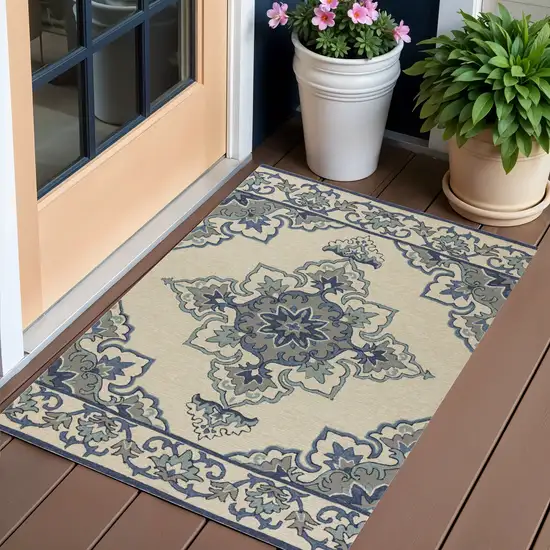 Ivory and Blue Damask Handmade Indoor Outdoor Area Rug Photo 1