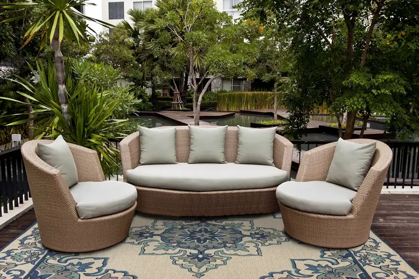 Ivory Blue Hand Hooked UV Treated Floral Medallion Indoor Outdoor Area Rug Photo 4