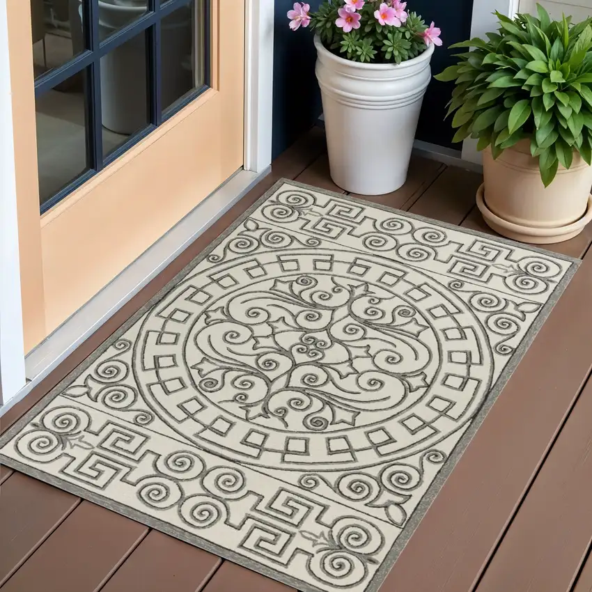 Gray and Ivory Damask Handmade Indoor Outdoor Area Rug Photo 1