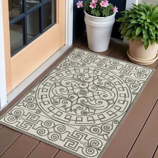 Gray and Ivory Damask Handmade Indoor Outdoor Area Rug Photo 1