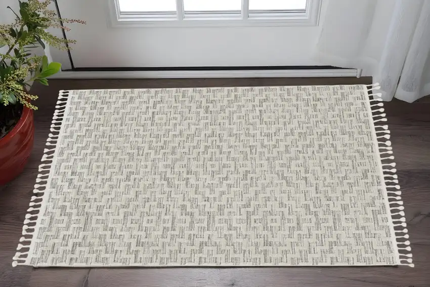 Ivory Grey Zigzag Diamonds Area Rug With Fringe Photo 2