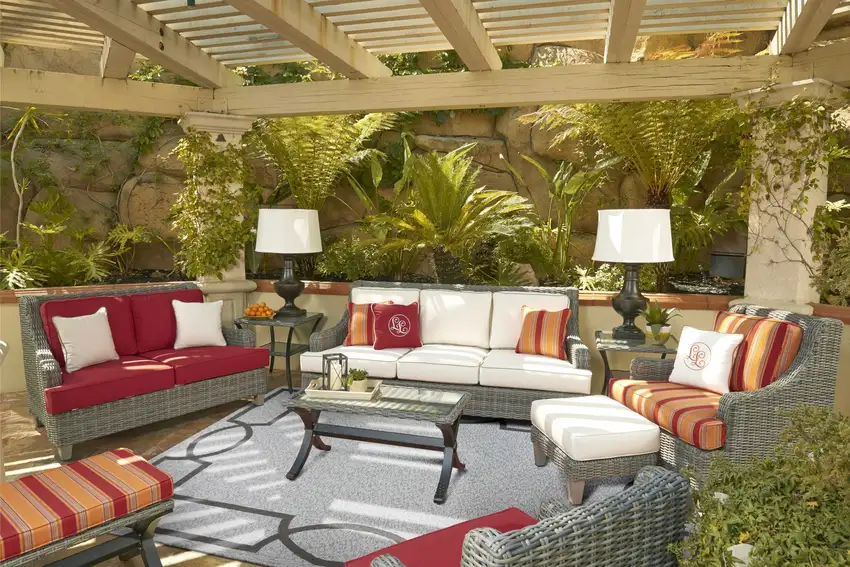 Ivory Hand Hooked UV Treated Bordered Indoor Outdoor Accent Rug Photo 5