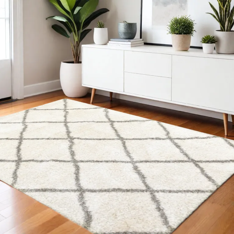 Ivory and Gray Geometric Lattice Area Rug Photo 4