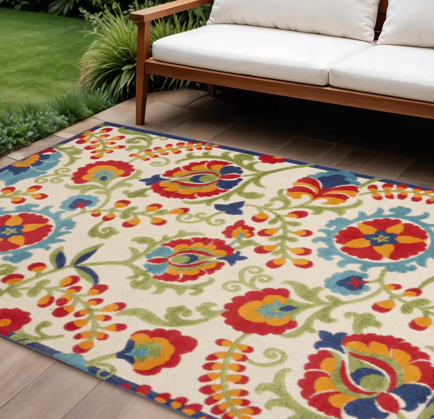 Green And Ivory Handmade Indoor Outdoor Area Rug Photo 2
