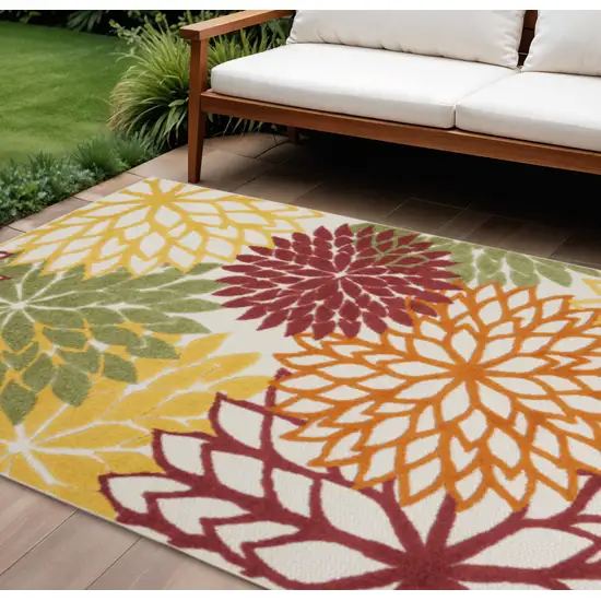Green And Ivory Handmade Indoor Outdoor Area Rug Photo 2