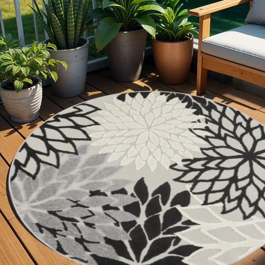 4' Black And White Round Indoor Outdoor Area Rug Photo 2