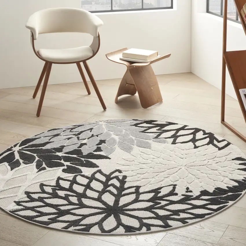 5' Black And White Round Indoor Outdoor Area Rug Photo 7
