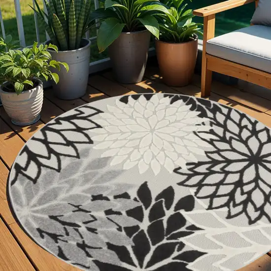 5' Black And White Round Indoor Outdoor Area Rug Photo 2